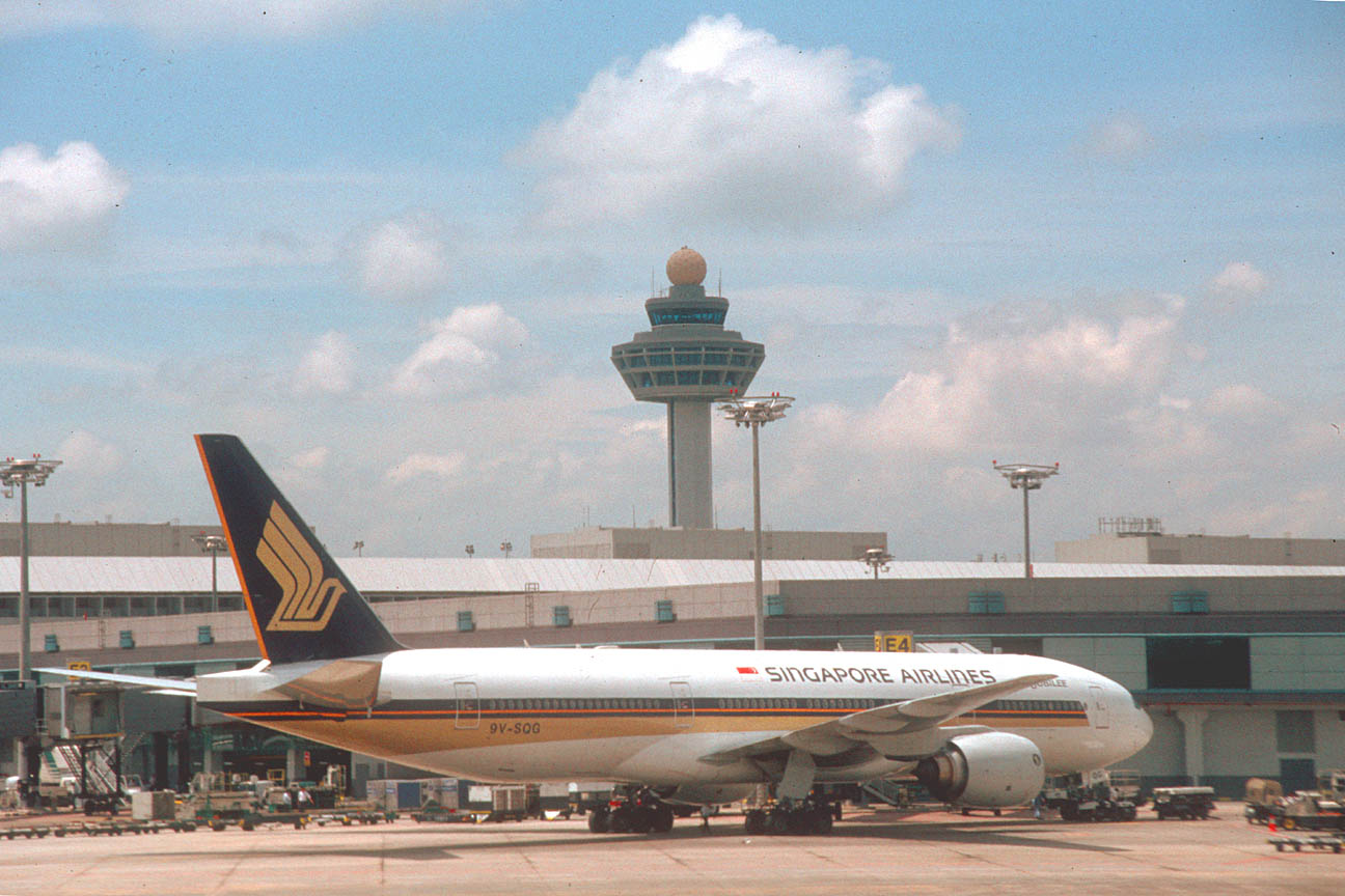 sin-singapore-airlines-boeing-b777-212er-aircraft-at-singapore-changi-airport-b.jpg