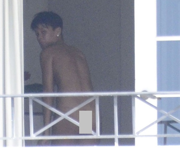 rihanna-caught-naked-93-4.jpg
