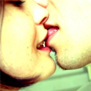 299478-res1-kissing49818077335002124300.jpg