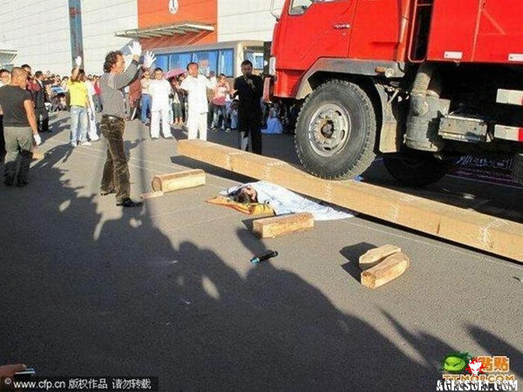 dangerous-street-performance-03-thumb.jpg